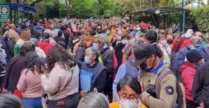 Derechohabientes del IMSS hacen fila hasta nueve horas para obtener una cita en La Raza | Animal Político