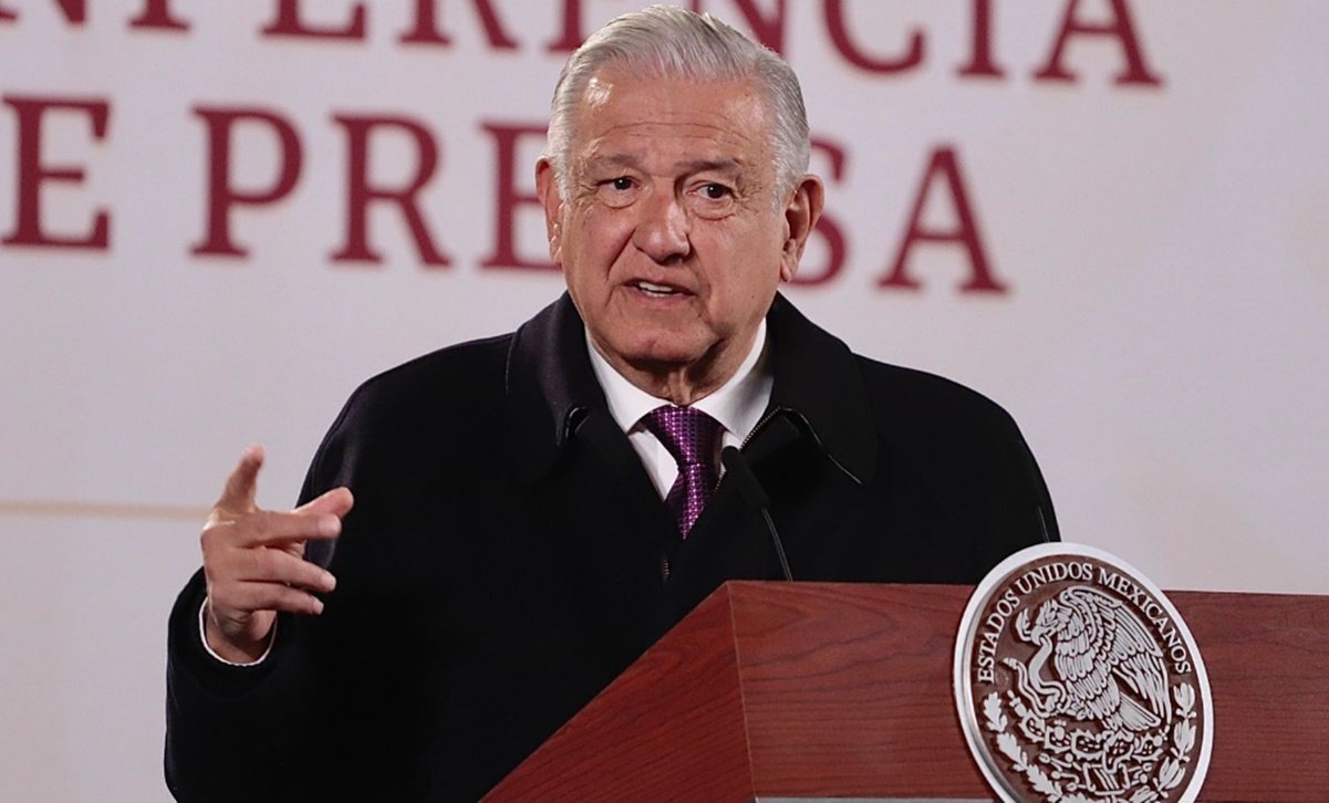 AMLO exhibe carta en la que pide al Inai informar ingresos de Loret de Mola | El Universal