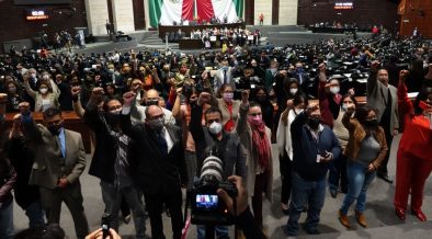 “¡Libertad de prensa!”: periodistas protestan en el pleno de San Lázaro y dejan evento de Morena en el Senado por ataques al gremio | Latinus