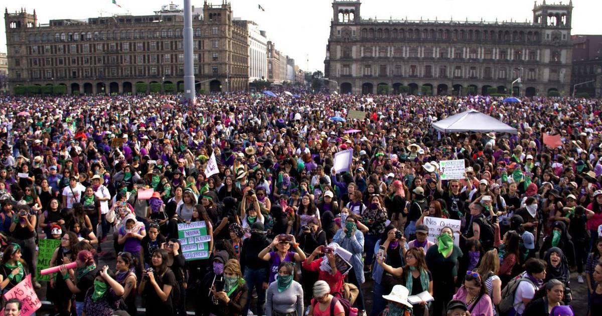 CDMX se pinta de morado: Calculan 75 mil asistentes en marcha del 8M | El Financiero 