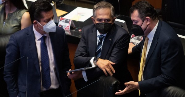 En crisis, Mancera busca retener a los últimos dos senadores del PRD que quieren saltar a MC | LPO