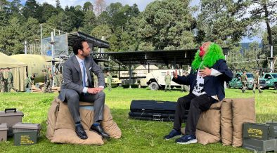 Entre tanquetas, trincheras, armas largas y tropa, Brozo y Loret revisan la peligrosa situación del país desde un pintoresco cuartel militar | Latinus