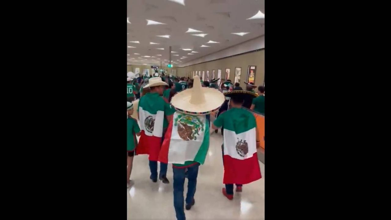 Mexicanos llevan a Qatar la protesta “El INE no se toca” y la hacen viral (V | Proceso 