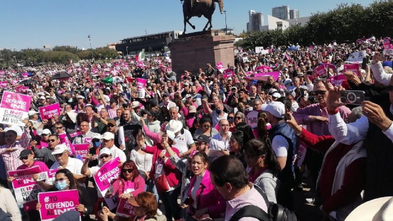 Entre abucheos a AMLO, 25 mil personas asisten a la Macroplaza de Monterrey para defender al INE | Proceso 