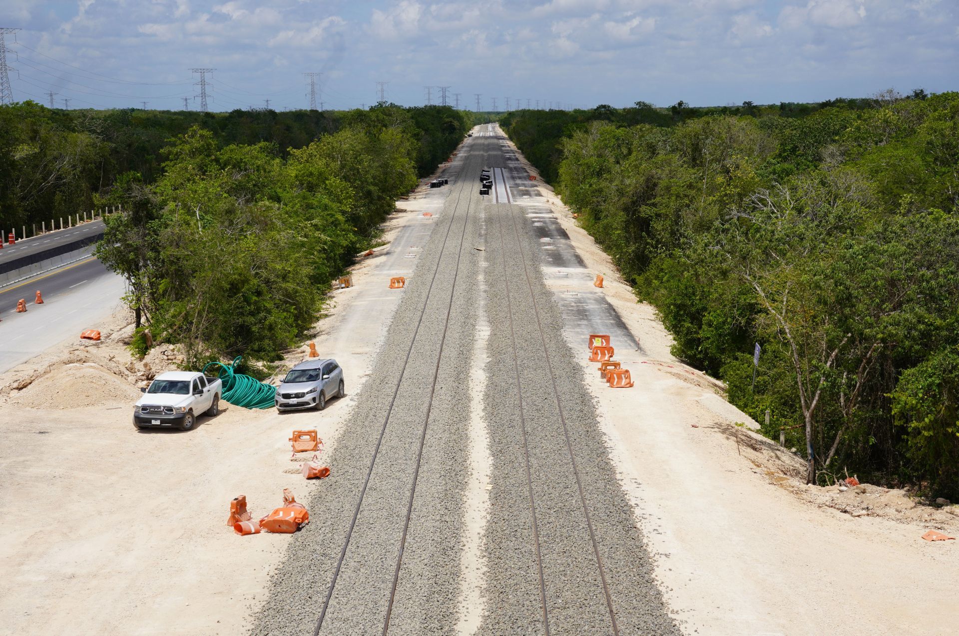 Juez frena acciones de desmonte y tala en cuatro tramos de Tren Maya | Eje Central