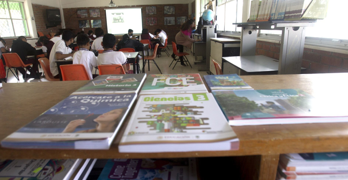 Un telefonista, una tallerista y burócratas sin título coordinan el contenido de los libros de texto bajo la dirección de exfuncionario chavista | Latinus