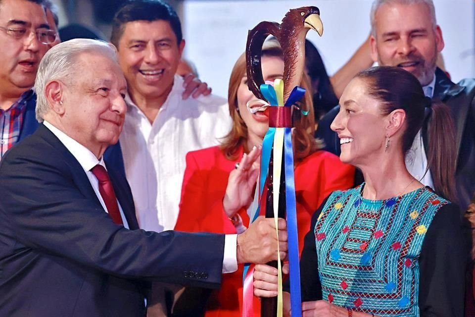 Sanciona INE a AMLO por ceremonia de bastón de mando | Reforma