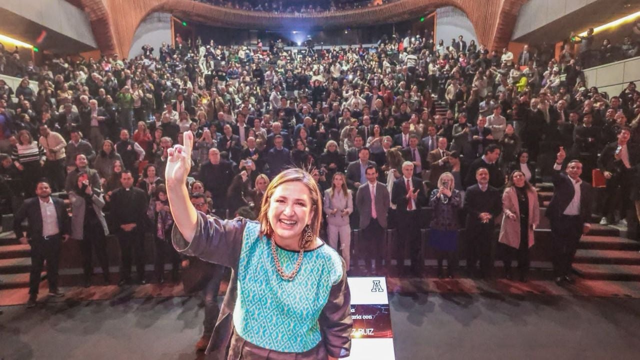 Al grito de ‘#presidenta, presidenta’ reciben a #XóchitlGálvez en la Universidad Anáhuac | Radio Fórmula 