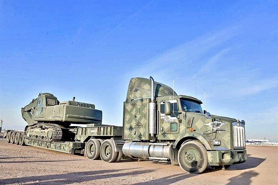 Dan mantenimiento carretero al #Ejército | Reforma 