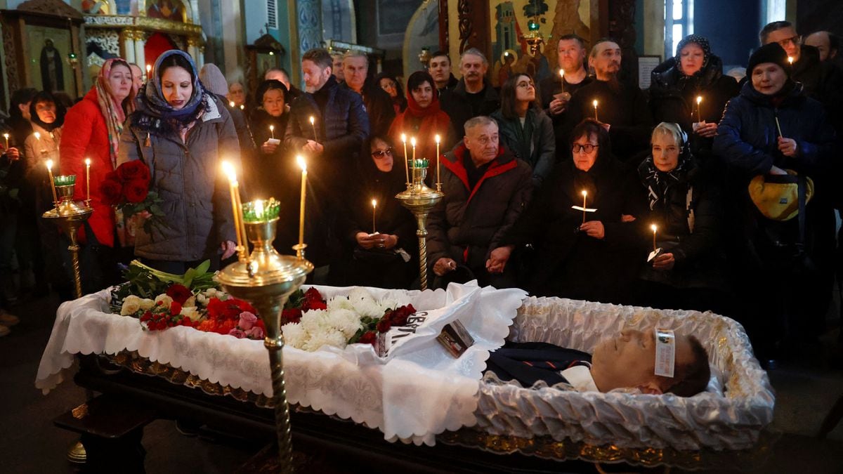 Miles de personas acuden al funeral del opositor ruso #AlexéiNavalni vigilados por un gran despliegue policial | EL PAÍS