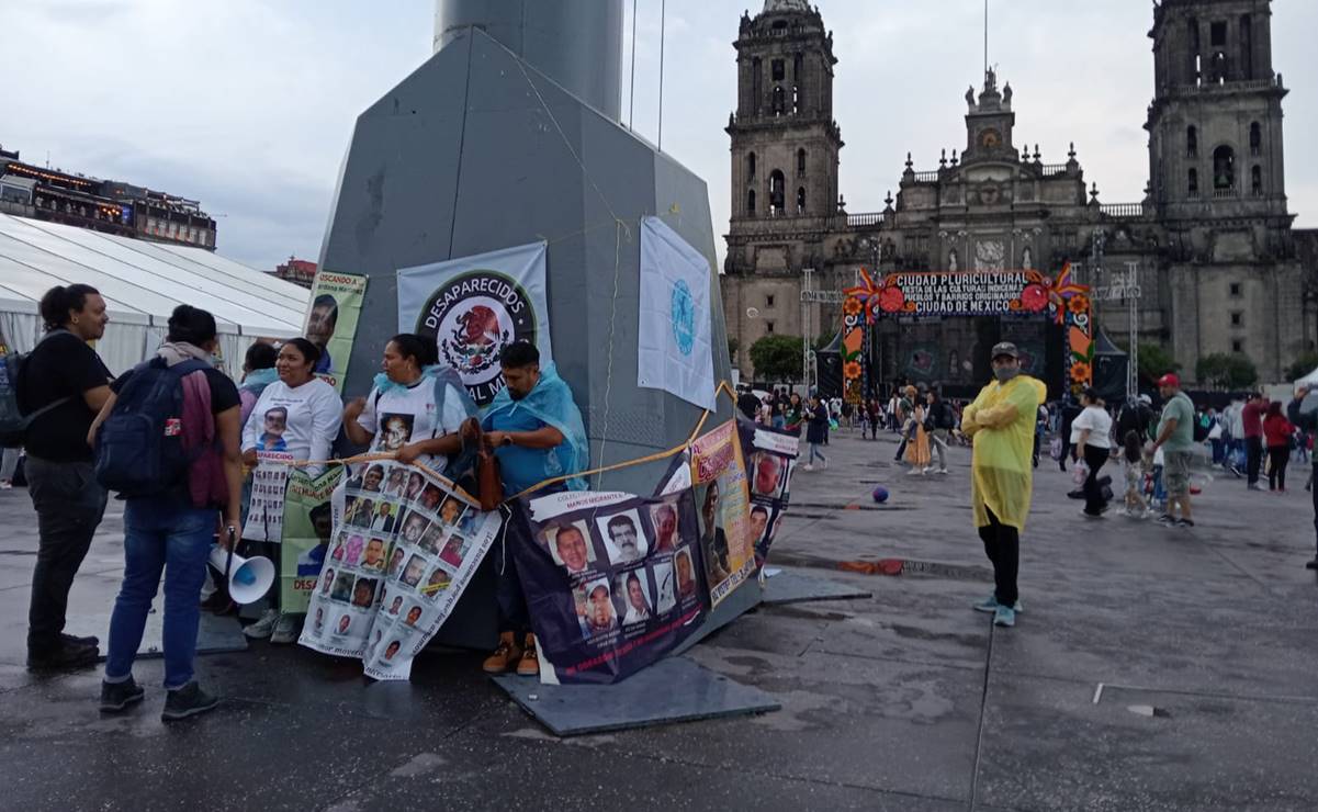 VIDEO: Madre buscadora toma asta bandera del Zócalo: «Estamos en #guerra con el Gobierno» | El Universal