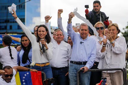 Elecciones en Venezuela: Machado y González Urrutia piden a los #militares “ponerse del lado del pueblo y de sus propias familias” | EL PAÍS 