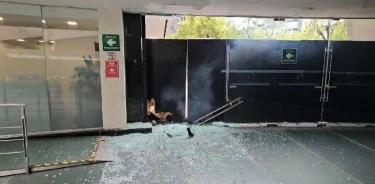 Lanzan petardos al Senado presuntos estudiantes de #Ayotzinapa | Crónica