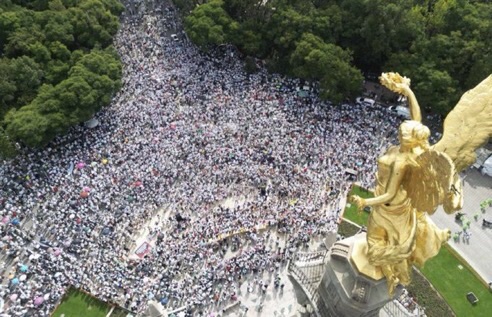 «México aguanta, los estudiantes se levantan»; Miles de #estudiantes marchan en contra de la reforma judicial de AMLO | La Crónica