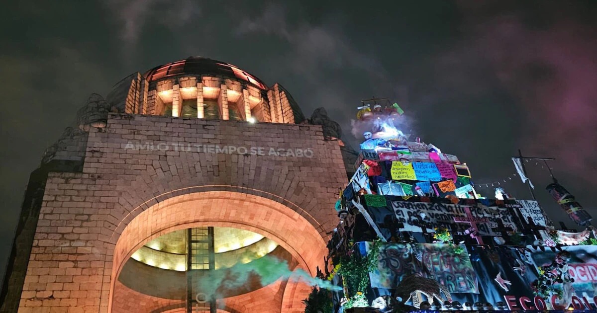 Trabajadores del #PoderJudicial protestan con un altar de muertos en el Monumento a la Revolución; mantendrán paro | Infobae 