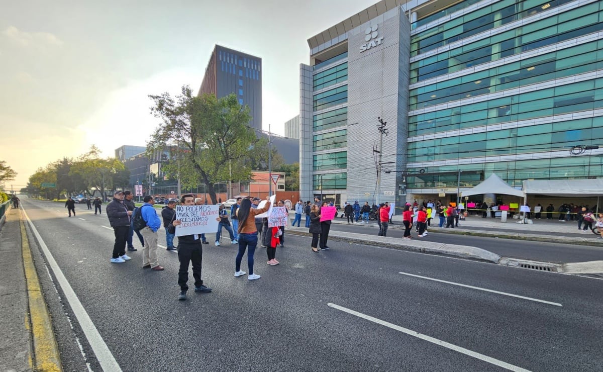 Trabajadores del #SAT inician paro en distintos módulos de la capital y bloquean vialidades en la #CDMX | El Universal