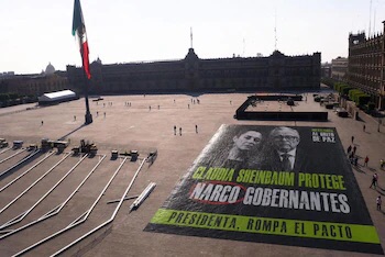 Activistas instalan lona con imagen de #Sheinbaum y #RochaMoya en el Zócalo: exigen romper el “pacto de impunidad” | Infobae #INFOPOLÍTICA