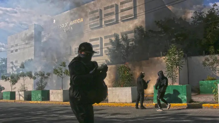 “Que nos diga la verdad, pero con pruebas”, exigen a Sheinbaum antes de su informe sobre Ayotzinapa | Proceso #INFOPOLÍTICA